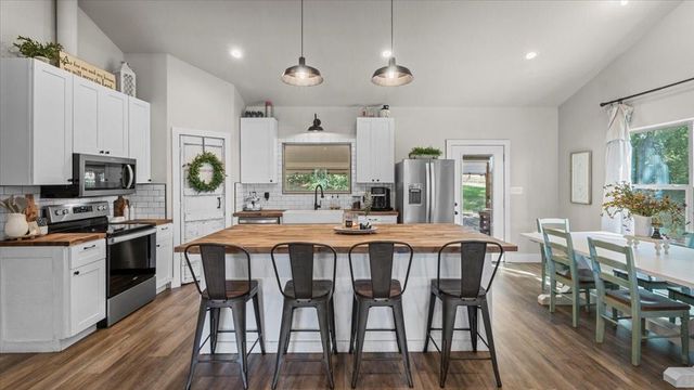 147 Wildwood Lake Drive N, Huntsville, TX 77340