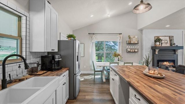 147 Wildwood Lake Drive N, Huntsville, TX 77340