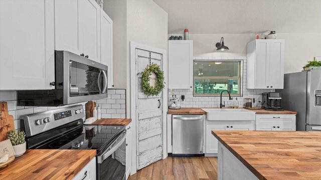 147 Wildwood Lake Drive N, Huntsville, TX 77340