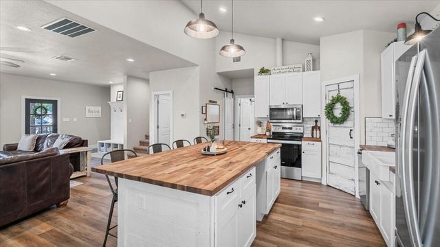 147 Wildwood Lake Drive N, Huntsville, TX 77340