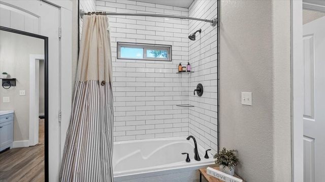 147 Wildwood Lake Drive N, Huntsville, TX 77340