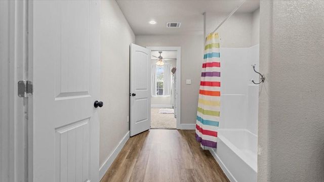 147 Wildwood Lake Drive N, Huntsville, TX 77340