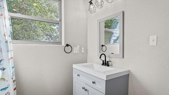 147 Wildwood Lake Drive N, Huntsville, TX 77340