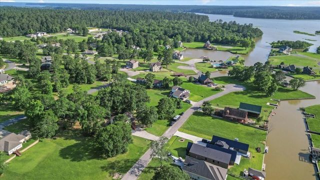 147 Wildwood Lake Drive N, Huntsville, TX 77340