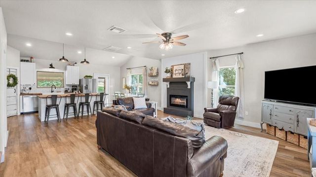 147 Wildwood Lake Drive N, Huntsville, TX 77340