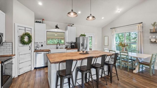 147 Wildwood Lake Drive N, Huntsville, TX 77340