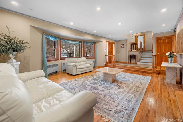 22 Ravine Road, Great Neck, NY 11023