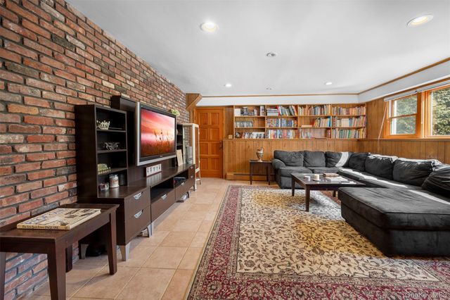 22 Ravine Road, Great Neck, NY 11023