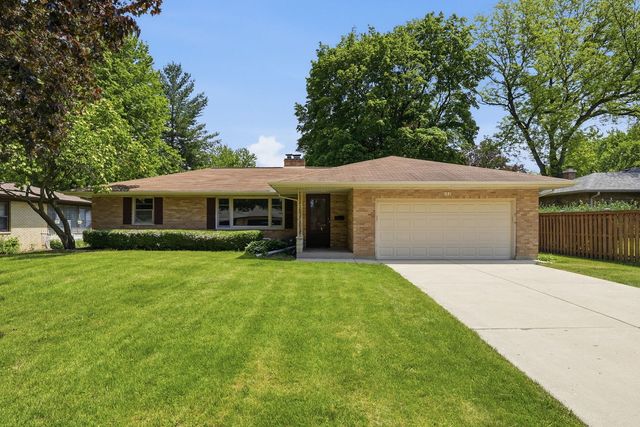 152 Crestwood Drive, East Dundee, IL 60118