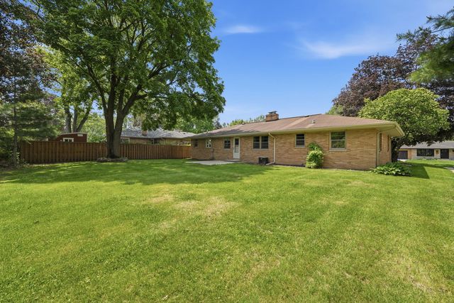 152 Crestwood Drive, East Dundee, IL 60118