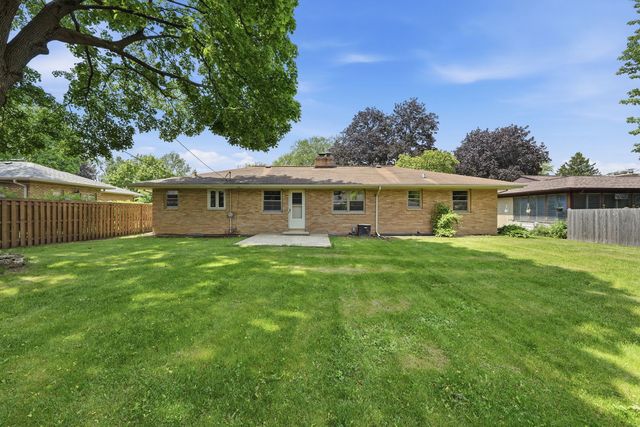 152 Crestwood Drive, East Dundee, IL 60118