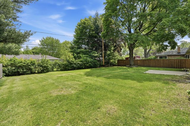 152 Crestwood Drive, East Dundee, IL 60118
