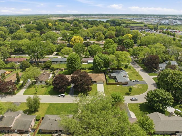 152 Crestwood Drive, East Dundee, IL 60118