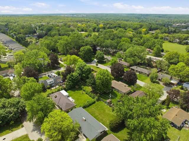 152 Crestwood Drive, East Dundee, IL 60118