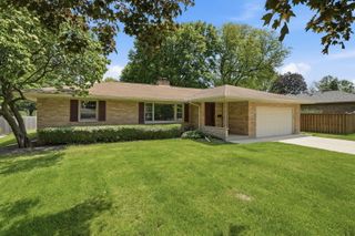 152 Crestwood Drive, East Dundee, IL 60118