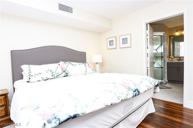 592 Beachwalk CIR N105, Naples, FL 34108