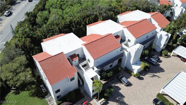 592 Beachwalk CIR N105, Naples, FL 34108