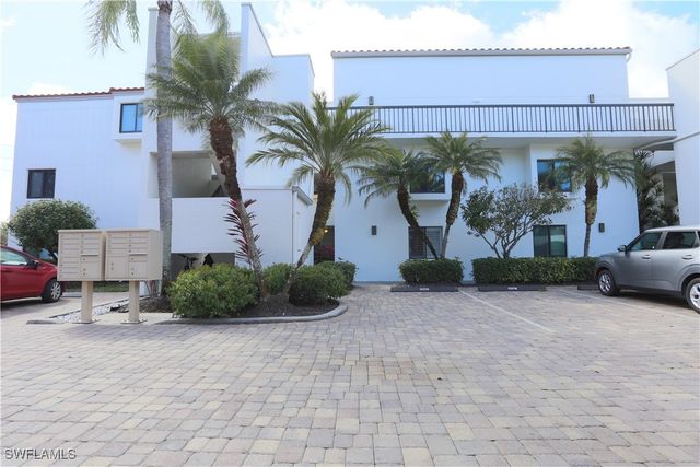 592 Beachwalk CIR N105, Naples, FL 34108