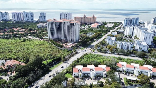 592 Beachwalk CIR N105, Naples, FL 34108