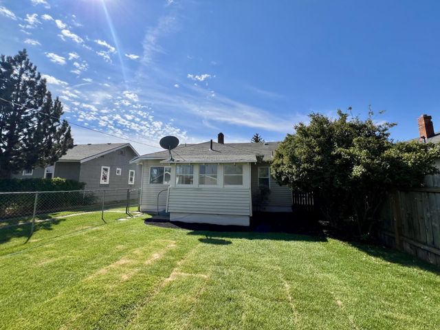 1027 E Courtland Ave, Spokane, WA 99207