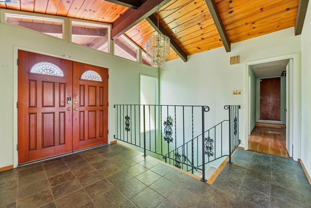 85 Sequoyah View, Oakland, CA 94605