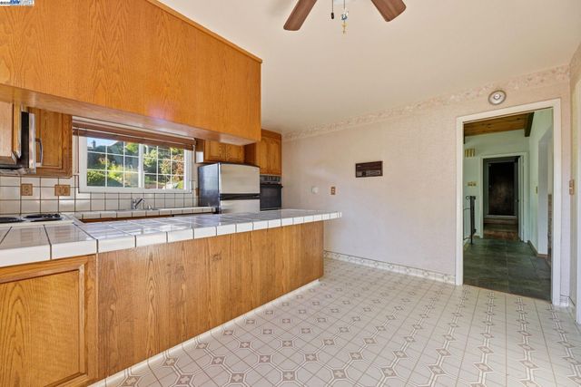 85 Sequoyah View, Oakland, CA 94605