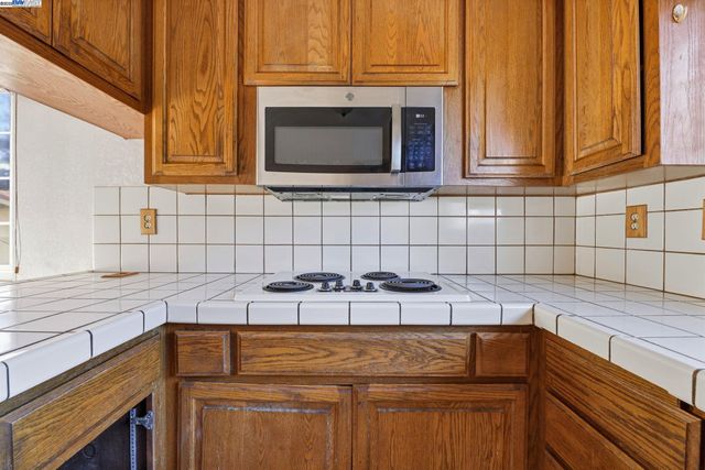 85 Sequoyah View, Oakland, CA 94605