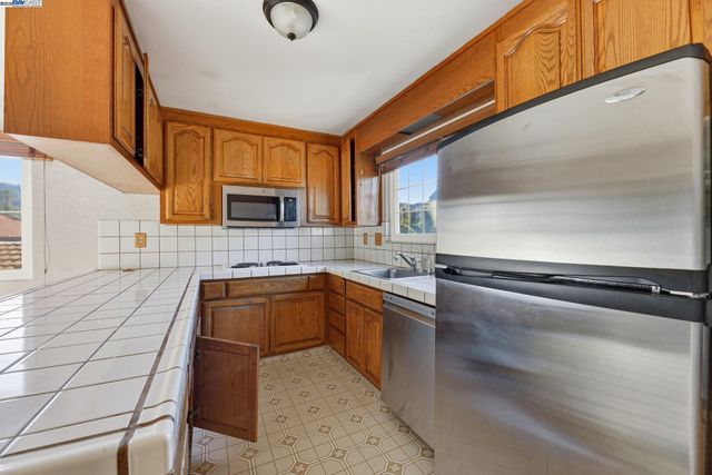 85 Sequoyah View, Oakland, CA 94605