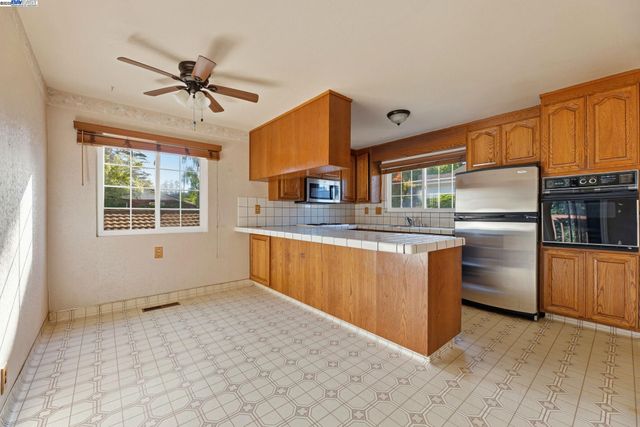 85 Sequoyah View, Oakland, CA 94605