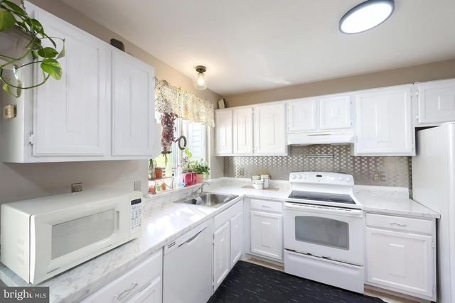 3911 SANDRA DR, York, PA 17402