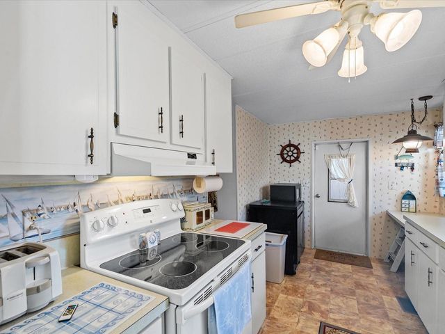 6439 THERESA AVENUE, Weeki Wachee, FL 34607