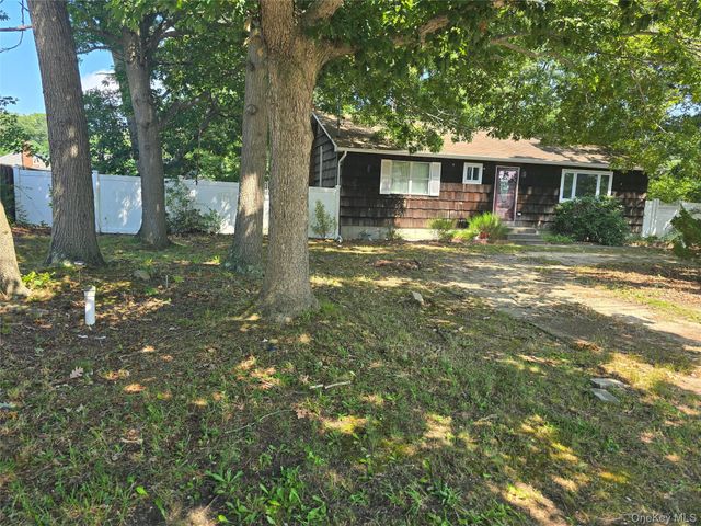 5 Gores Drive, Mastic, NY 11950