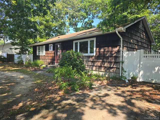 5 Gores Drive, Mastic, NY 11950