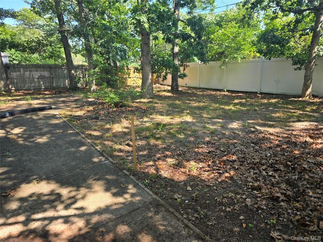 5 Gores Drive, Mastic, NY 11950