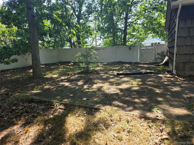 5 Gores Drive, Mastic, NY 11950