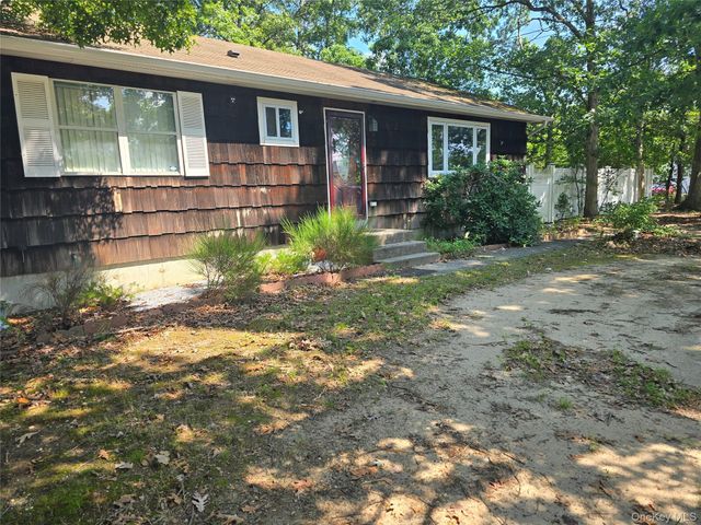5 Gores Drive, Mastic, NY 11950