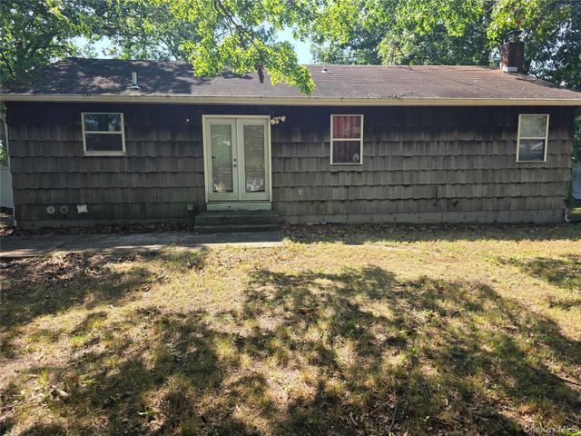 5 Gores Drive, Mastic, NY 11950