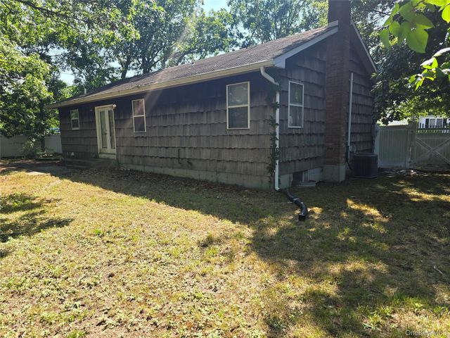 5 Gores Drive, Mastic, NY 11950