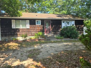 5 Gores Drive, Mastic, NY 11950