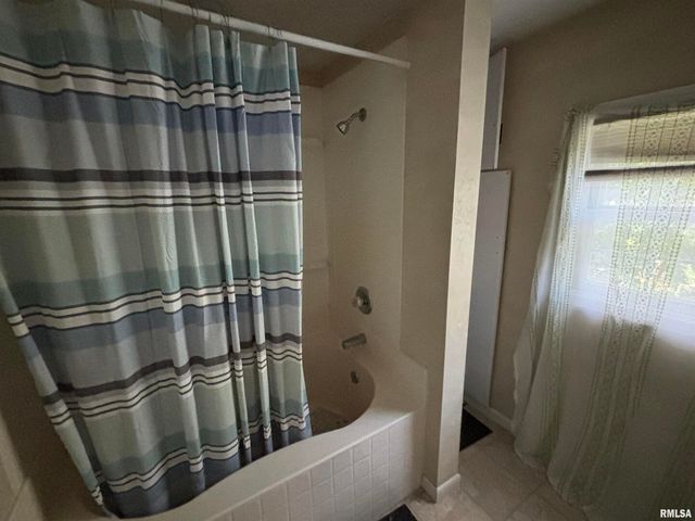 560 S 4TH Avenue, Clinton, IA 52732