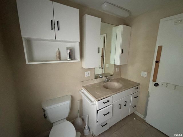 560 S 4TH Avenue, Clinton, IA 52732