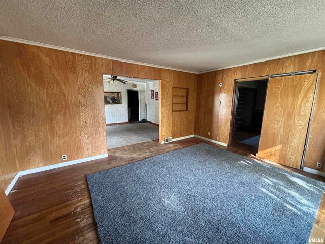 560 S 4TH Avenue, Clinton, IA 52732