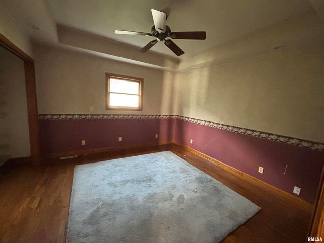 560 S 4TH Avenue, Clinton, IA 52732