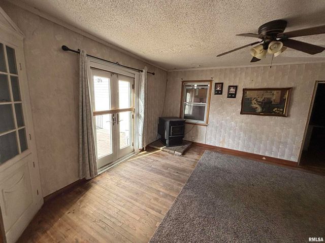 560 S 4TH Avenue, Clinton, IA 52732