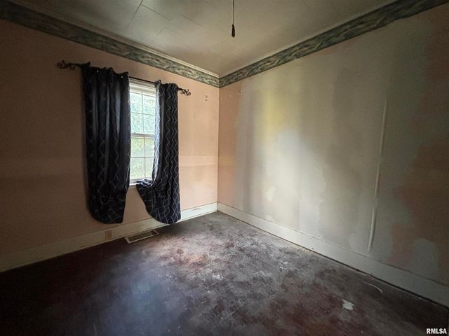 560 S 4TH Avenue, Clinton, IA 52732