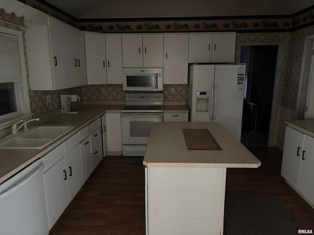 560 S 4TH Avenue, Clinton, IA 52732