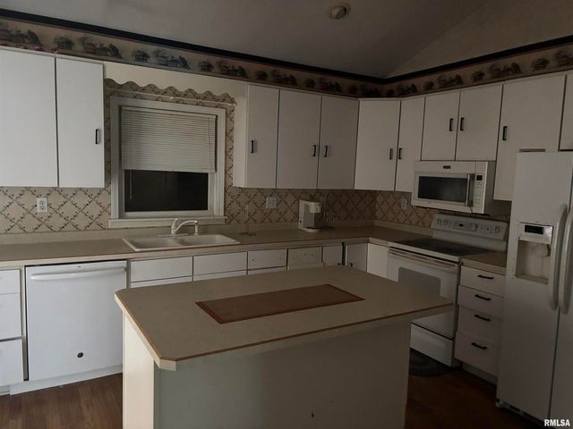 560 S 4TH Avenue, Clinton, IA 52732