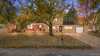 2262 Hammerslea Road, Lake Orion, MI 48359