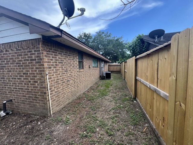 602 Briarclift Lane, Baytown, TX 77521