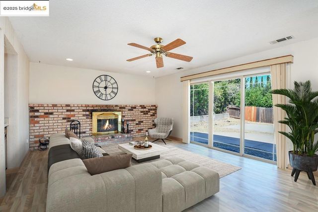 100 Yellowood Pl, Pittsburg, CA 94565